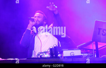 Southampton,Hampshire Saturday 28th May 2016  Common People Craig Ashley David who rose to fame in 1999 featuring on the single 'Re-Rewind' by Artful Dodger. David's debut album, Born to Do It, was released in 2000, after which he has released a further five studio albums and worked with a variety of artists such as Tinchy Stryder, Kano, Jay Sean, Rita Ora and Sting. David has 14 UK Top 10 singles, and six UK Top 20 albums, selling over 13 million records worldwide as a solo artist.Performing at this weekend as the Headline for Common People 2016 Credit:  uknip/Alamy Live News Stock Photo