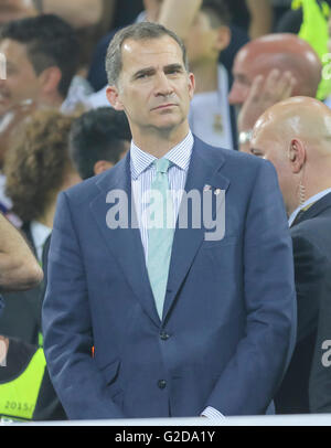 Milan, Italy. 28th May, 2016. King Felipe of Spain with FIFA President Gianni Infantino (45/Schweiz)  Champions League Trophy  ceremony, celebration REAL MADRID - ATLETICO MADRID 5-4 a.P.  Fussball UEFA Champions League, Final, Milano, Italy, May 28th, 2016 CL Saison 2015/2016 Credit:  Peter Schatz / Alamy Live News Stock Photo
