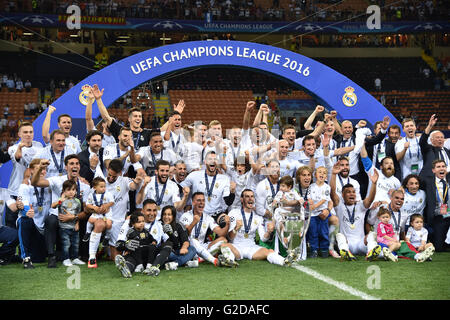 Milan, Italy. 28th May, 2016. Team Real Madrid celebrates after winning the UEFA Champions League Final match against Atletico Madrid in Milan, Italy, May 28, 2016. Real Madrid won over Atletico Madrid 5-3 on penalties after a 1-1 draw and thus claimed the title. Credit:  Alberto Lingria/Xinhua/Alamy Live News Stock Photo