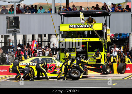 Concord, NC, USA. 28th May, 2016. Concord, NC - May 28, 2016: Brandon Jones (33) brings his race car in for service during the Hisense 300 at the Charlotte Motor Speedway in Concord, NC. © csm/Alamy Live News Stock Photo