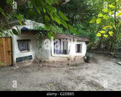 Buenos Aires, Argentina. 24th May, 2016. A hut in the 'Velatropa' hippie village in Buenos Aires, Argentina, 24 May 2016. The dwellings were built by the settlers out of wood, mud, and recycled glass. Photo: Juan Garff/dpa/Alamy Live News Stock Photo