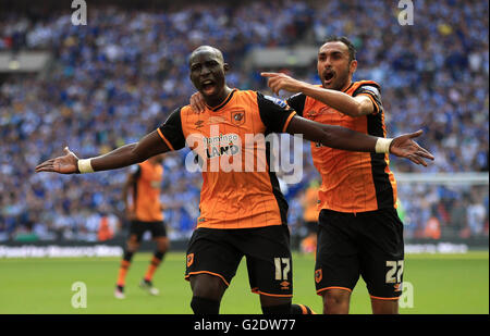 Hull City's Mohamed Diame celebrates scoring his side's first goal of the game with Ahmed Elmohamady (right) during the Championship Play-Off Final at Wembley Stadium, London. PRESS ASSOCIATION Photo. Picture date: Saturday May 28, 2016. See PA story SOCCER Championship. Photo credit should read: Nick Potts/PA Wire. RESTRICTIONS: No use with unauthorised audio, video, data, fixture lists, club/league logos or 'live' services. Online in-match use limited to 75 images, no video emulation. No use in betting, games or single club/league/player publications. Stock Photo