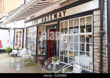 The Gateway Tea Rooms Next To Abbot Reginald's Gateway Market Place Evesham Wychavon Worcestershire UK Stock Photo