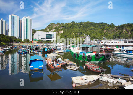 Boats in harbour of Lei Yue Mun fishing village, Kowloon, Hong Kong, China Stock Photo