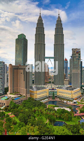 KUALA-LUMPUR - NOVEMBER 28: 'Petronas Twin towers' on November 28, 2015 in Kuala Lumpur, Malaysia. 'Petronas towers' were talles Stock Photo