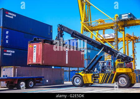 reach stacker lifting containers in a dock Stock Photo - Alamy