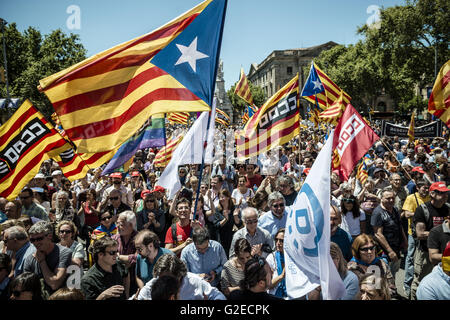 Barcelona, Catalonia, Spain. 29th May, 2016. Thousands of pro-independence demonstrators gather with their waving flags at the end of their protest against appeals of the Constitutional Court of Spain and for the independence of Catalonia to hear a rally in Barcelona © Matthias Oesterle/ZUMA Wire/Alamy Live News Stock Photo
