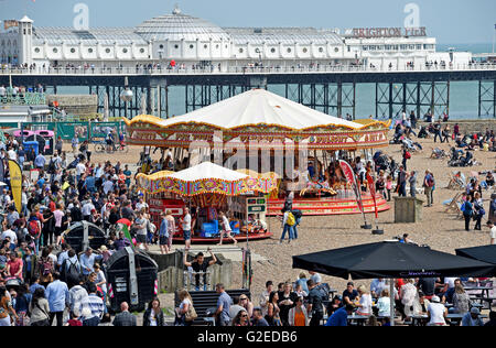 Brighton UK 29th May 2016  -  Brighton seafront enjoys hot sunshine today  as the good weather is forecast to continue over the bank holiday weekend   Credit:  Simon Dack/Alamy Live News Stock Photo