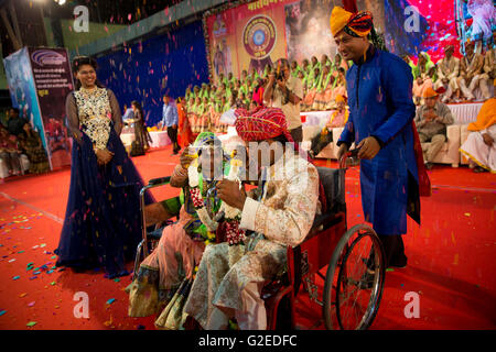 Mumbai, India. 29th May, 2016. Differently abled couples at Viklangvivah, mass wedding of differntly abled couples in Mumbai, India. Credit:  Chirag Wakaskar/Alamy Live News Stock Photo