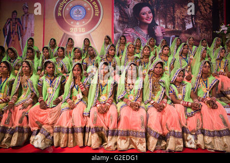 Mumbai, India. 29th May, 2016. Differently abled couples at Viklangvivah, mass wedding of differntly abled couples in Mumbai, India. Credit:  Chirag Wakaskar/Alamy Live News Stock Photo