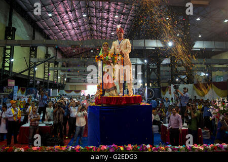 Mumbai, India. 29th May, 2016. Differently abled couples at Viklangvivah, mass wedding of differntly abled couples in Mumbai, India. Credit:  Chirag Wakaskar/Alamy Live News Stock Photo