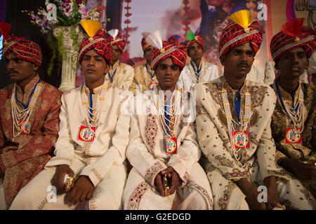 Mumbai, India. 29th May, 2016. Differently abled couples at Viklangvivah, mass wedding of differntly abled couples in Mumbai, India. Credit:  Chirag Wakaskar/Alamy Live News Stock Photo