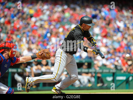 May 4, 2016: Pittsburgh Pirates Catcher Francisco Cervelli (29) [6619]  during the Pittsburgh Pirates game versus the Chicago Cubs at PNC Park in  Pittsburgh, PA. (Photo by Shelley Lipton/Icon Sportswire) (Icon Sportswire