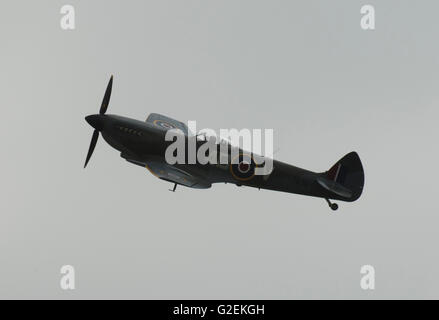 IWM Duxford, Cambridgeshire UK. 29th May 2016. To celebrate the newly-transformed American Air Museum, The American Air Show tells the story of American and British collaboration over 100 years showing the impact of the American forces on Duxford and the eastern region from WW1 to the present day. Dynamic flying displays occupy the skies and history re-enactments tell the story on the ground. Credit:  Malcolm Park editorial/Alamy Live News Stock Photo