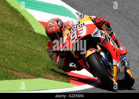 Scarperia, Italy. 20th May, 2016. Marc Marquez of Spain and Repsol Honda Team rounds the bend during the FP of Gran Premio d'Italia TIM 2016 MotoGP in Scarperia (Firenze) Italy. © Marco Iorio/Pacific Press/Alamy Live News Stock Photo