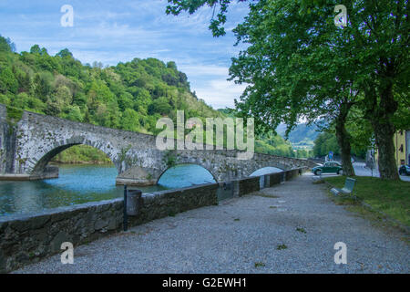 Bridge 'Ponte della Maddalena' aka 'Ponte del Diavolo' over River Serchio, Borgo a Mozzano, Lucca province, Tuscany, Italy Stock Photo