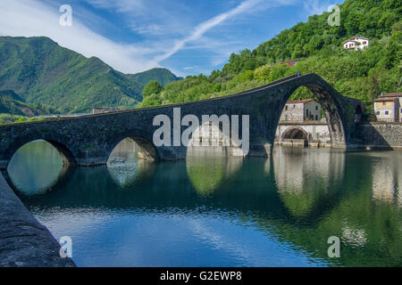 Bridge 'Ponte della Maddalena' aka 'Ponte del Diavolo' over River Serchio, Borgo a Mozzano, Lucca province, Tuscany, Italy Stock Photo