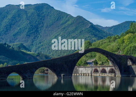 Bridge 'Ponte della Maddalena' aka 'Ponte del Diavolo' over River Serchio, Borgo a Mozzano, Lucca province, Tuscany, Italy Stock Photo