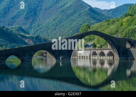 Bridge 'Ponte della Maddalena' aka 'Ponte del Diavolo' over River Serchio, Borgo a Mozzano, Lucca province, Tuscany, Italy Stock Photo