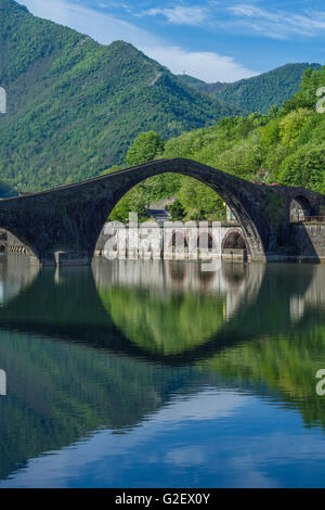 Bridge 'Ponte della Maddalena' aka 'Ponte del Diavolo' over River Serchio, Borgo a Mozzano, Lucca province, Tuscany, Italy Stock Photo