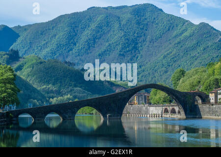 Bridge 'Ponte della Maddalena' aka 'Ponte del Diavolo' over River Serchio, Borgo a Mozzano, Lucca province, Tuscany, Italy Stock Photo