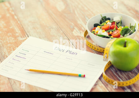 A meal plan for a week. Bowl with vegetable salad in the workplace near the  computer. Lunch in the office during a break between work Stock Photo -  Alamy