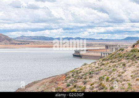 The wall of the Gariep Dam on the border between the Free State and Northern Cape provinces. It is the largest dam in South Afri Stock Photo