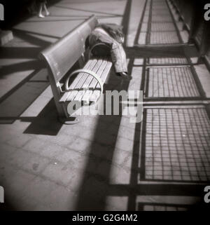 A man sleeping on a bench, New York City, USA Stock Photo - Alamy