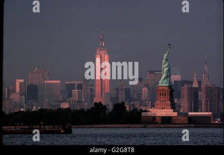 USA - New York. Empire State Building illuminated by setting sun viewed from Bayonne, NJ. This cultural icon, William F. Lamb Stock Photo