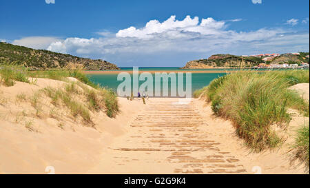 Portugal: Sand dunes and blue water bay in Sao Martinho do Porto Stock Photo