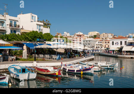 Fishing boats and restaurants on lake Voulismeni, Agios Nikolaos, Crete, Greece Stock Photo