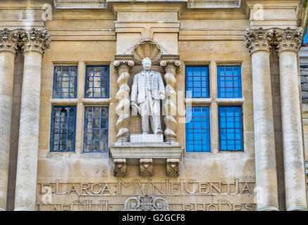 OXFORD CITY CECIL RHODES THE STATUE LOOKS DOWN FROM THE FRONT OF ORIEL COLLEGE OXFORD SEEN FROM THE HIGH STREET Stock Photo
