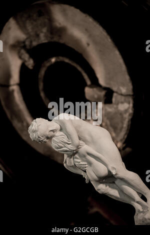 Sculpture Workshop-Couple in bronze on a turntable before the furnace of a foundry Stock Photo