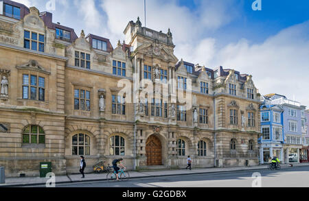 THE STATUE OF CECIL RHODES HIGH OVER THE MAIN DOOR LOOKS DOWN FROM THE FRONT OF ORIEL COLLEGE OXFORD SEEN FROM THE HIGH STREET Stock Photo