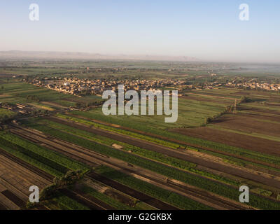 Farmland and Egyptian houses on the West bank of the river Nile in Luxor, Egypt Stock Photo