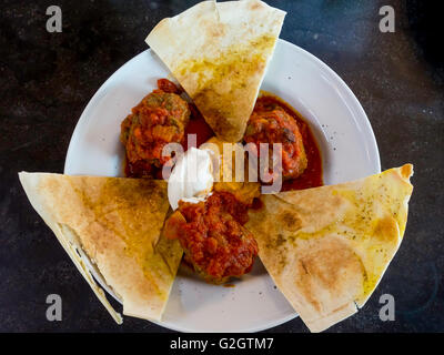 Café lunch Lamb Kofta hummus Greek Sage anise tomato sauce flatbread Yoghurt with za,atar at Chadwick & Co Coffee House  Kitchen Stock Photo
