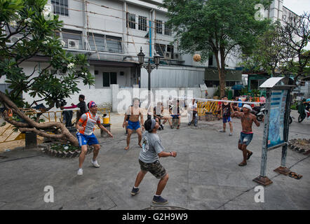 Locals playing sepak takraw (kick volleyball) in Bangkok, Thailand Stock Photo