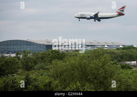 Harmondsworth, UK. 30th May, 2016. A British Airways plane approaches Heathrow airport. Credit:  Mark Kerrison/Alamy Live News Stock Photo
