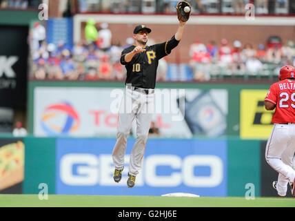 May 29, 2016: Pittsburgh Pirates shortstop Jordy Mercer #10 during an MLB game between the Pittsburgh Pirates and the Texas Rangers at Globe Life Park in Arlington, TX Texas defeated Pittsburgh 6-2 Albert Pena/CSM Stock Photo