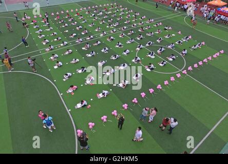 Chongqing. 31st May, 2016. Primary students paint on environment-friendly bags during a painting event to celebrate Children's Day and promote awareness of environment protection in southwest China's Chongqing Municipality, May 31, 2016. © Chen Cheng/Xinhua/Alamy Live News Stock Photo