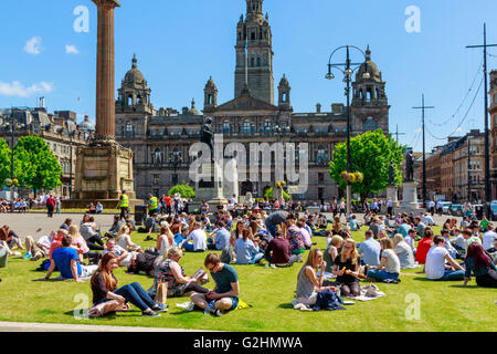 Glasgow, Scotland, UK. 31st May, 2016. Office workers take advantage of the warm sunny weather and take a lunch time picnic break in George Square, Glasgow, UK Credit:  Findlay/Alamy Live News Stock Photo