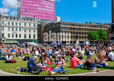 Glasgow, Scotland, UK. 31st May, 2016. Office workers take advantage of the warm sunny weather and take a lunch time picnic break in George Square, Glasgow, UK Credit:  Findlay/Alamy Live News Stock Photo