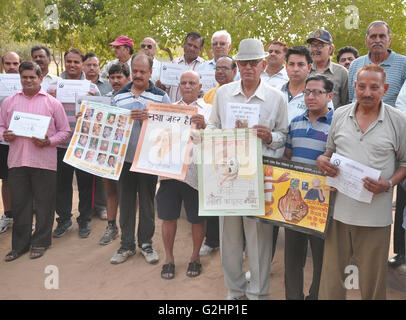 Bikaner, India. 31st May, 2016. Retired Army personnel and members of Bharat Vikas Parishad take part in an awareness campaign 'World No Tobacco Day' in Bikaner. © Dinesh Gupta/Pacific Press/Alamy Live News Stock Photo