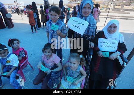 Gaza City, Gaza Strip, Palestinian Territory. 1st June, 2016. Palestinian children hold banners during a protest to break the siege, at the seaport of Gaza City on 01 June 2016 Credit:  Mohammed Asad/APA Images/ZUMA Wire/Alamy Live News Stock Photo