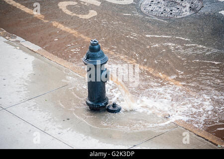 Water gushes from an open fire hydrant in in New York on Tuesday, May 24, 2016 as the Department of Environmental Protection flushes out a water line. (© Richard B. Levine) Stock Photo