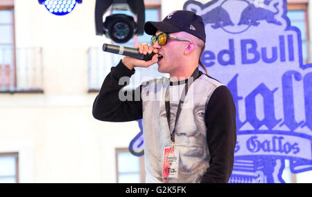 Spanish Rapper 'Arce' sings at freestyle battle 'RedBull Batalla de Los ...