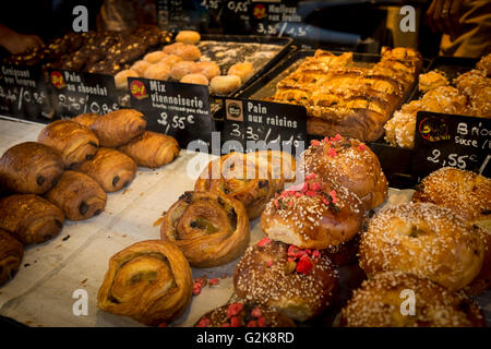 Pastries, cakes doughnuts on display, Avignon, Vaucluse, Vaucluse, Provence-Alpes-Côte d'Azur, France Stock Photo