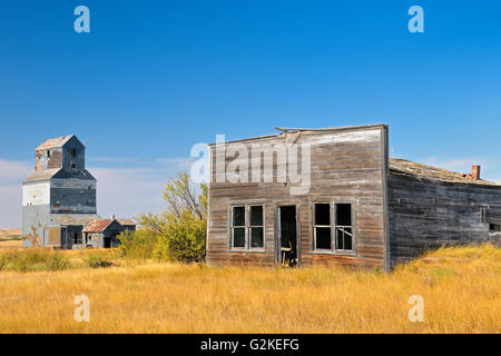 General store and grain elevator in ghost town Fusiller Saskatchewan Canada Stock Photo