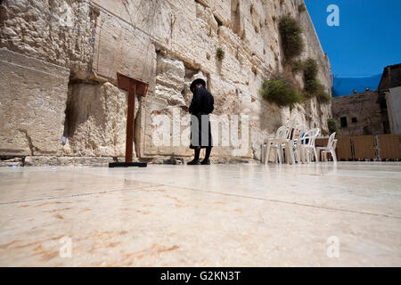 single orthodox man praying at the western wall in jerusalem Stock Photo