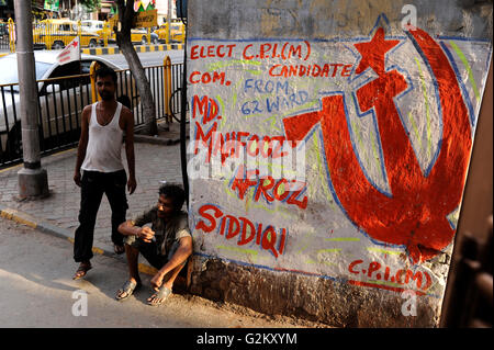 INDIA Kolkata Calcutta, street grafiti of CPI (M) communist party of India, hammer and sickle / INDIEN Kolkata, Hammer und Sichel, Symbol der CPI Kommunistische Partei Indien Stock Photo